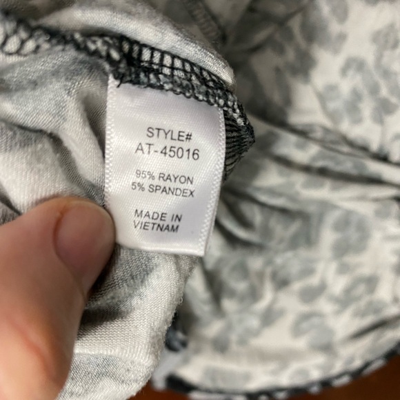 Zenana Tunic Womens Size Large Gray Black Leopard Print Long Sleeves V-Neck - Picture 6 of 9